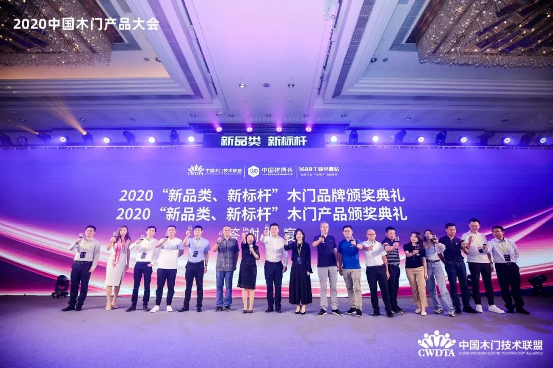 實木?極簡原創(chuàng)設(shè)計先行者，冠牛榮獲中國木門+系統(tǒng)原創(chuàng)設(shè)計金星獎